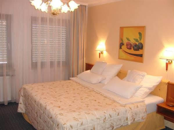 Langwasser Messe Nichtraucherhotel Нюрнберг Экстерьер фото